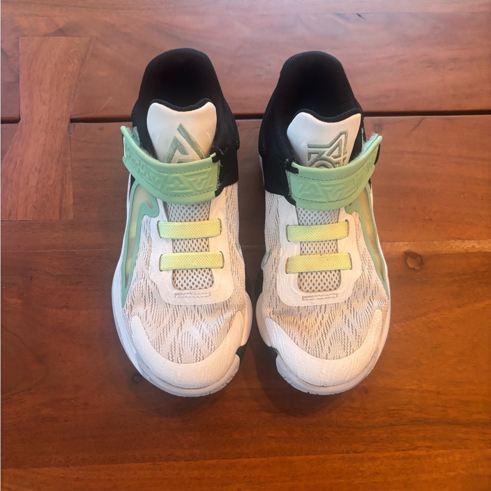 Nike Giannis Immortality Basketball Sneakers Boys Size 1